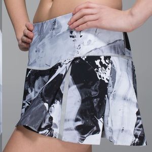 Lululemon Hit Your Stride Skirt size 4 Biggie Pigment Wave/White Black. Preowned